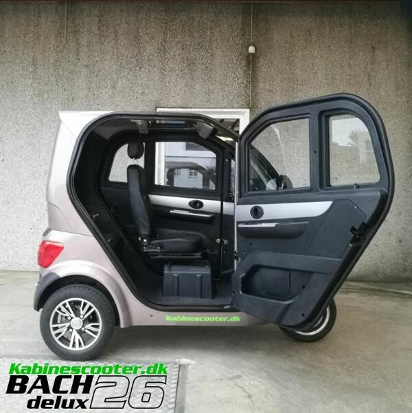 Drejesæde i Bach Kabinescooter med originalt sæde inkl. fabriksmontering