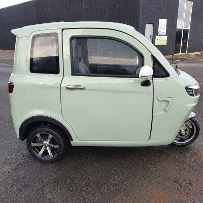 Ny mintgrøn kabinescooter, 30 km/t - kørt 18 km