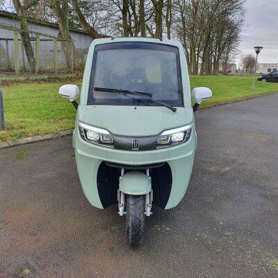 Ny mintgrøn kabinescooter, 30 km/t - kørt 18 km