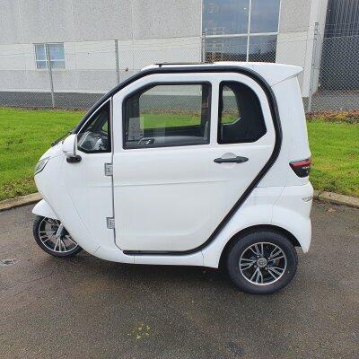 Ny hvid kabinescooter, 30 km/t - kørt 30 km