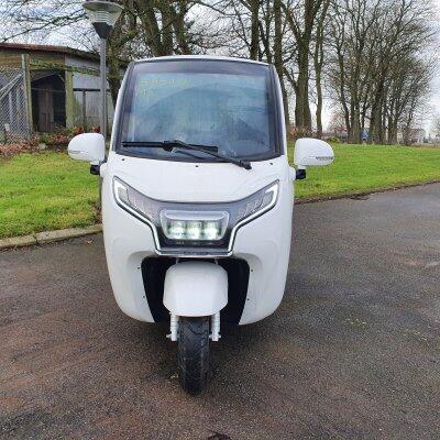 Ny hvid kabinescooter, 30 km/t - kørt 30 km